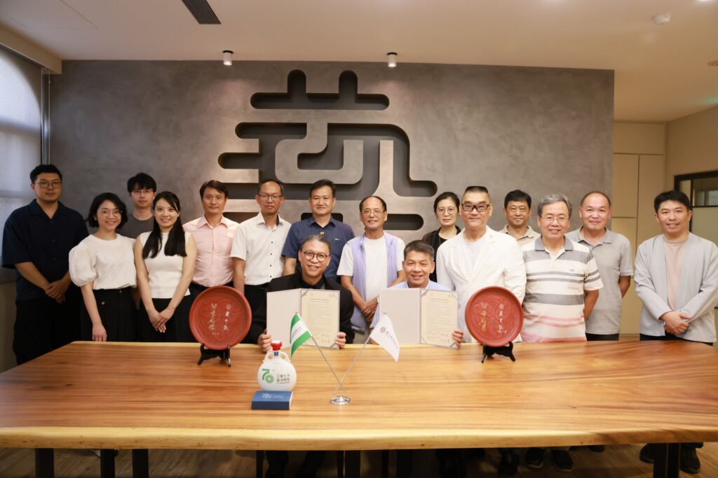 ▲工藝中心與臺藝大簽署合作備忘錄後，相關人員代表合影留念。（圖/工藝中心 提供）