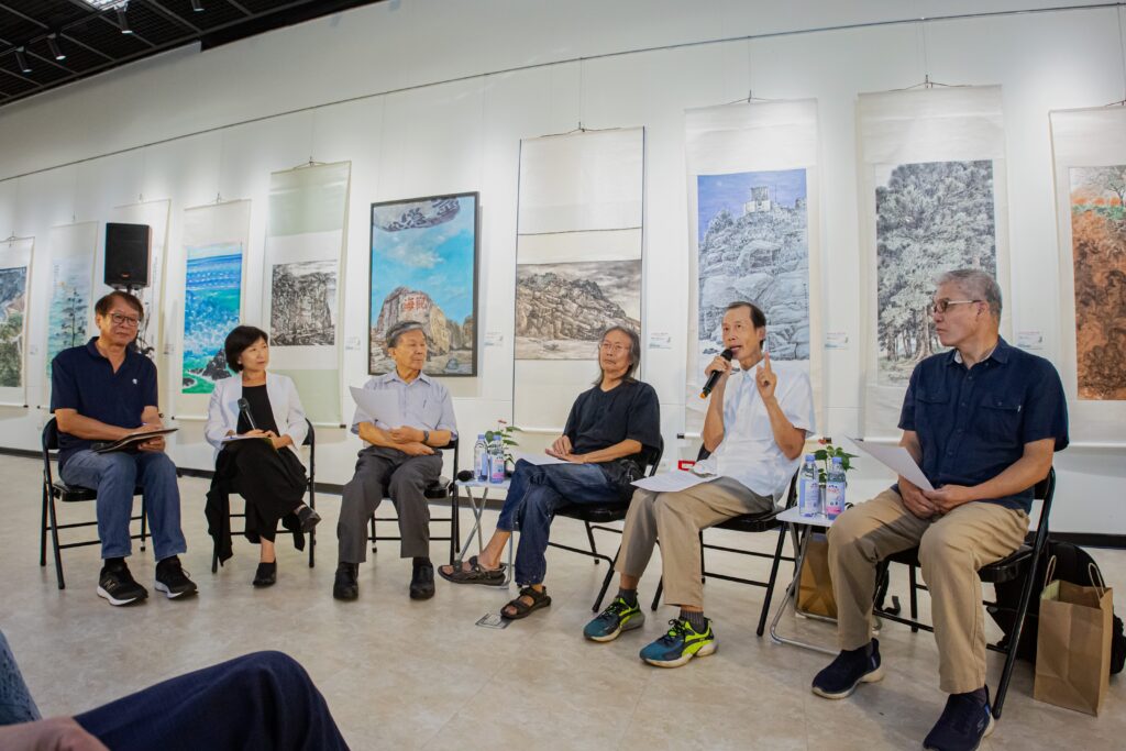 ▲座談會上,主辦單位大媒體新聞網董事長辛澎祥(左起)、策展人陳安婷、本島代表羅振賢教授、澎湖代表洪根深教授、金門代表蘇益家老師、馬祖代表林國勇老師,共同探討本島與離島的創作環境,以及藝術家心境。(圖/大媒體新聞網 提供)