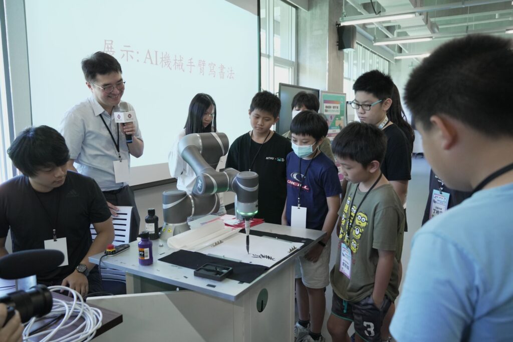 ▲大小朋友專注AI 應用跨域的發展面向。（圖/故宮 提供）