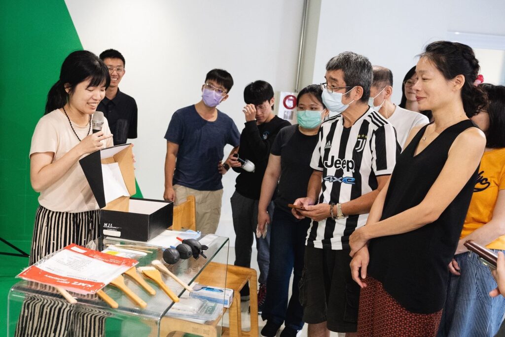 ▲講師何沐恬（左）介紹數位化檔案時所使用的相關工具與設施。（圖/文化部 提供）
