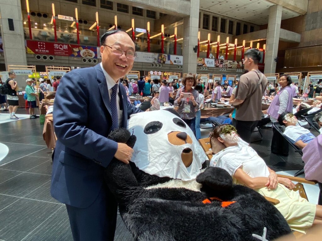 ▲周永暉署長對參山風管處的魅力茶薰 六感饗宴活動也熱情參與。(圖/觀光署 提供)