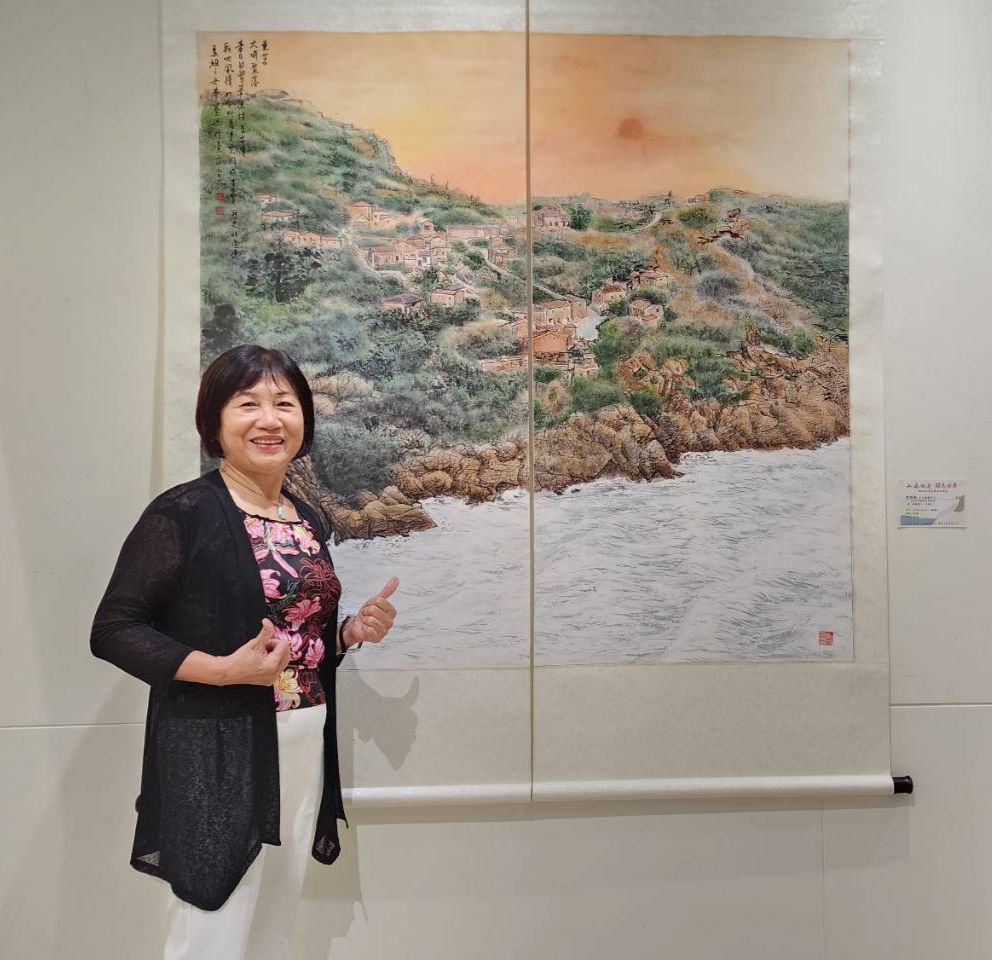 ▲馬祖藝術家曹賽娥的雙連屏水墨作品「大埔聚落」，將馬祖的自然景觀與人文特色都在紙上盡情揮灑。（圖/大媒體新聞網 提供）