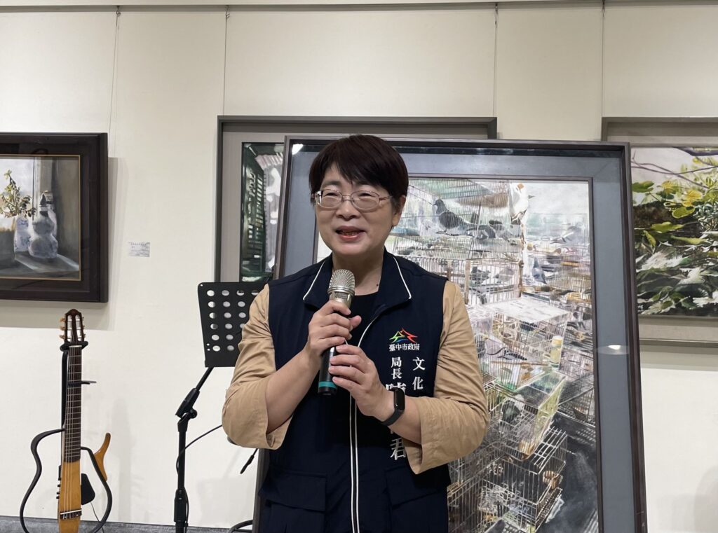 ▲臺中市政府文化局長陳佳君致詞時表達對藝術家張明祺的創作肯定。(圖/臺中市文化局 提供)