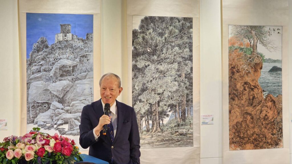 ▲自稱是馬祖女婿的前立法院副院長鍾榮吉,強調本島與離島作品聯展,讓外界看見離島不同的面貌。(圖/大媒體新聞網 提供)