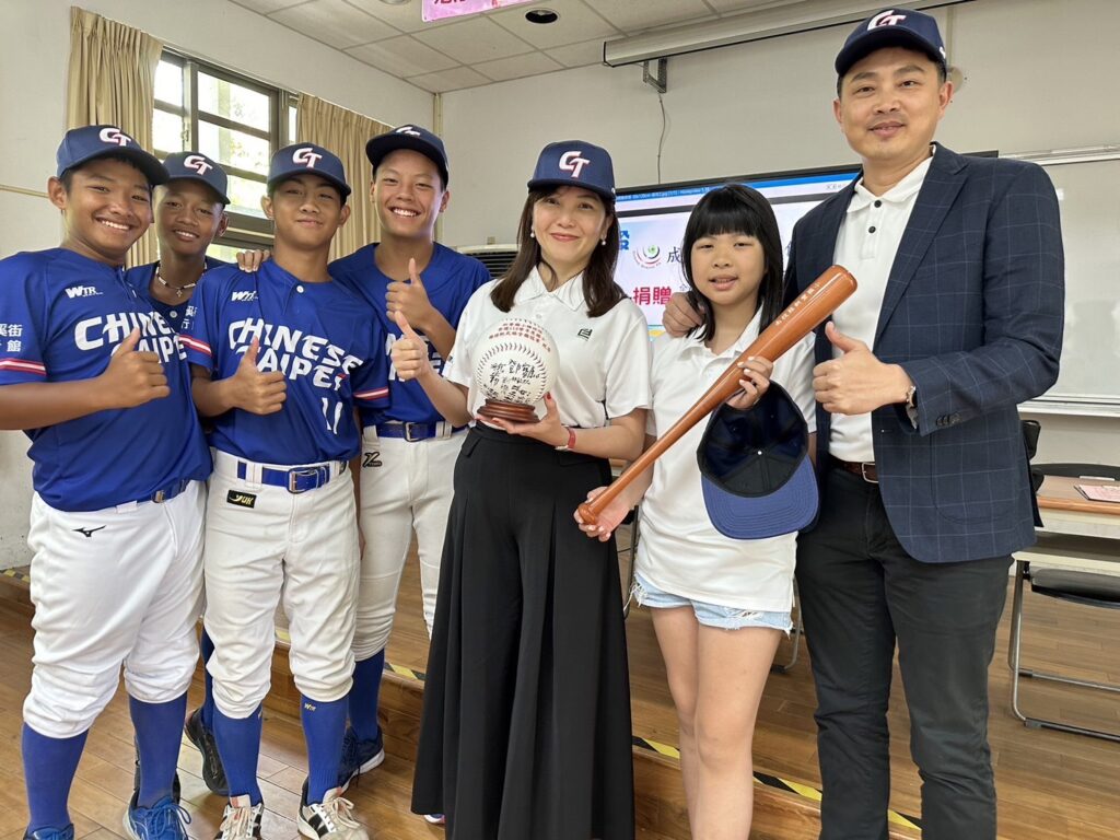 ▲宏利發建設董事長楊雅婷(右三)總經理陳君毅(右一)與新豐國小棒球隊球員開心合影。(圖/宏利發建設 提供)