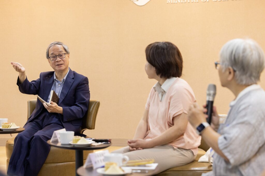 ▲文化部長李遠（左）主持繪本及圖文書政策意見交流會，與出版業界負責人進行交流。（圖/文化部 提供）
