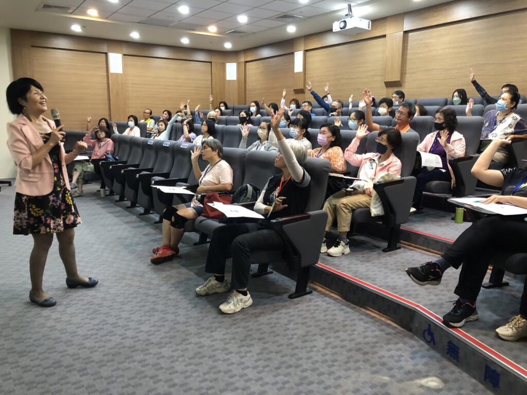 彭瑞蘭老師傳授口語表達技巧學員互動熱絡。（圖/文化局提供）