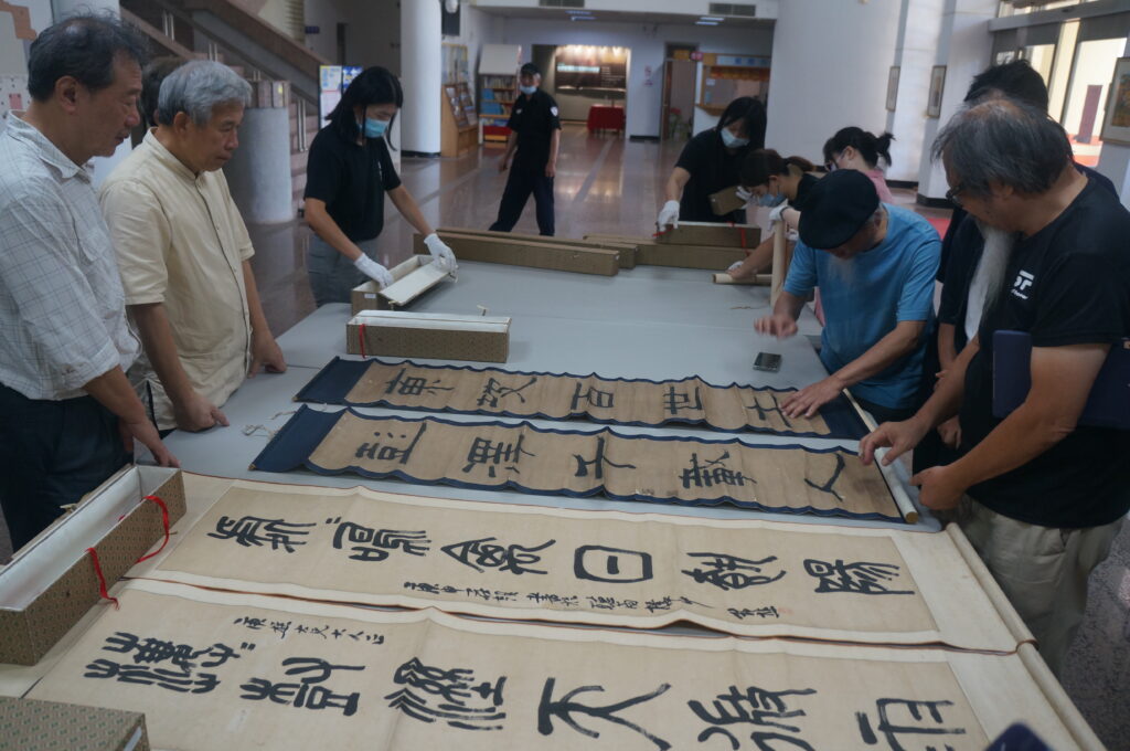 ▲與會的文史界專家對金門文化局的文物珍品給予正面推崇之意。（圖/金門文化局 提供）