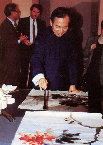 歐豪年大師於畫展開幕典禮做現場揮毫示範。(圖/維克多提供)