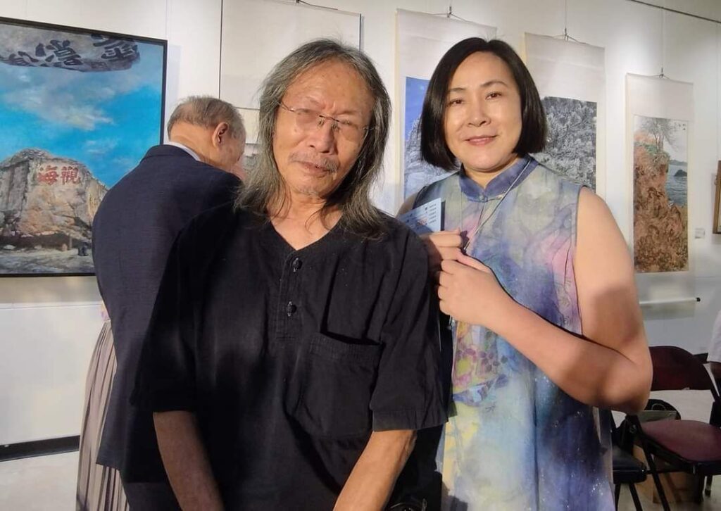 ▲澎湖藝術家洪根深(左)與莊麗珠,於聯展開幕活動現場相見歡。(圖/大媒體新聞網 提供)