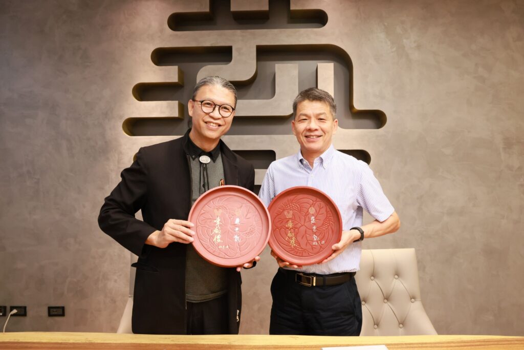 ▲工藝中心主任陳殿禮（左）與臺藝大校長鐘世凱簽署合作備忘錄。（圖/工藝中心 提供）
