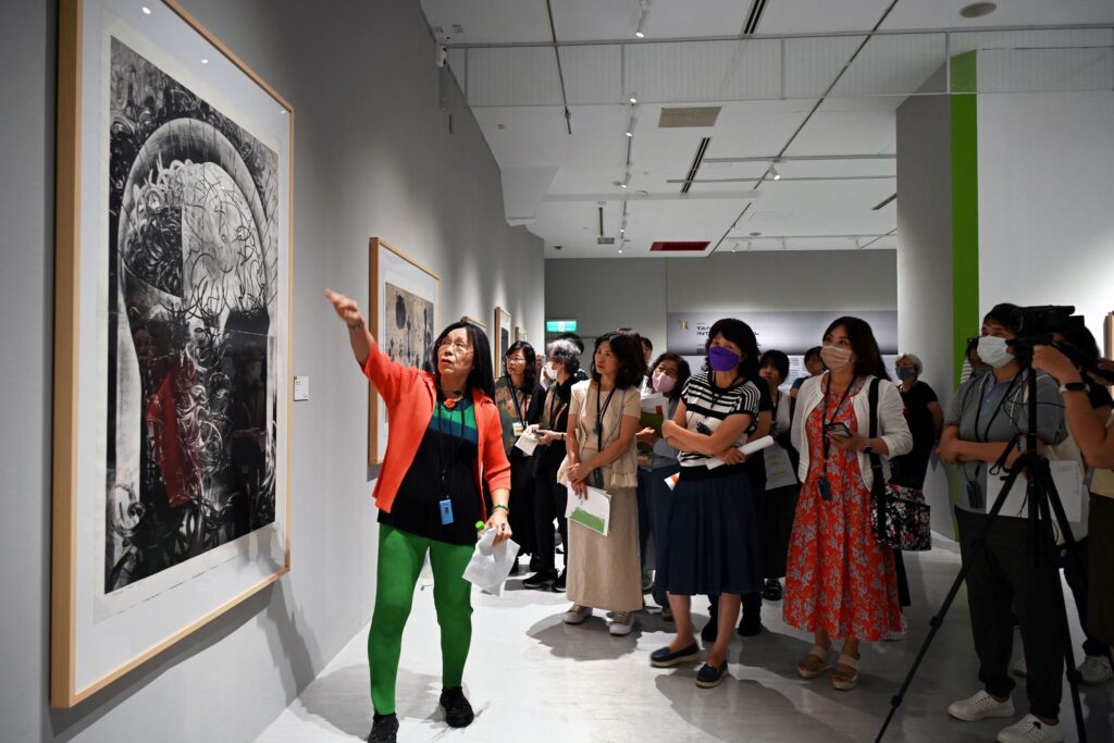 評審委員呂燕卿於展覽現場導賞。 （圖/國美館提供）