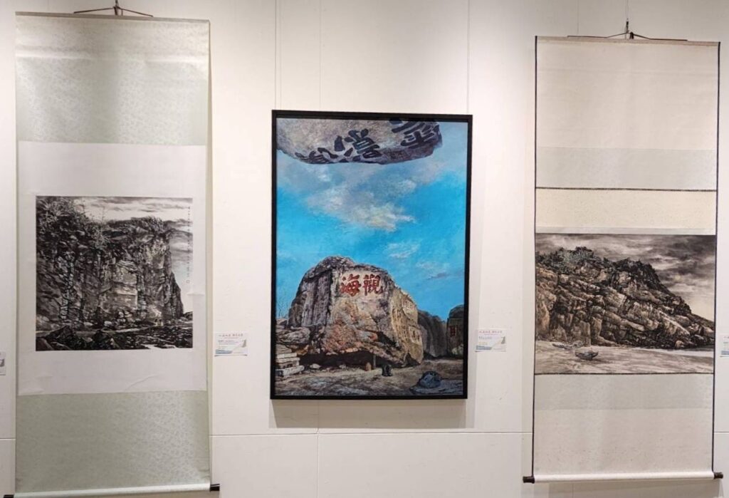 ▲金門藝術家張國英（左）及（右）的作品，彰顯金門的山海特色，中為資深藝術家翁清土老師的作品「石頭記得」。（圖/大媒體新聞網 提供）