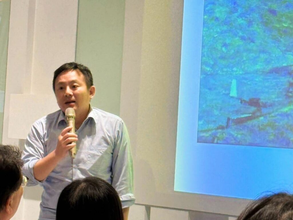 ▲國美館研究員林振莖以主持及導覽作品,提醒大家要重視臺灣前輩藝術家的努力過程與後代的用心維護成果。(圖/呂學偉 提供)