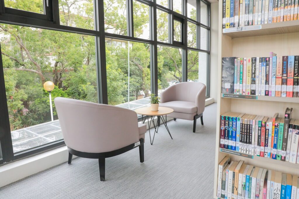 沙鹿深波圖書館有景觀窗景休閒閱讀區。（圖/文化局提供）