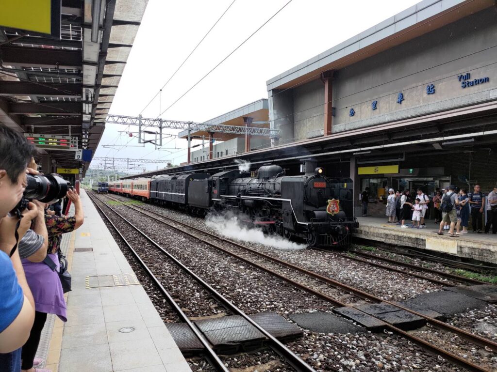 國寶SL「蒸機女王」CT273蒸汽機車附掛車廂，行駛玉里-台東間，所到之處民眾爭相拍照歡迎。（圖/臺鐵提供）
