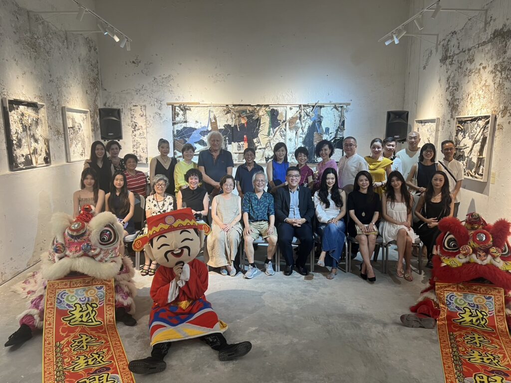 ▲出席曹楷智老師個展開幕式的貴賓，開心合影留念。（圖/李若梅 提供）