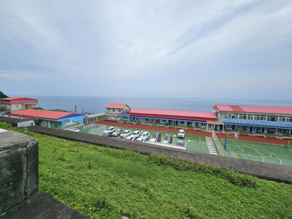 全臺最美海邊小學-鼻頭國小。(圖/漁業處提供)