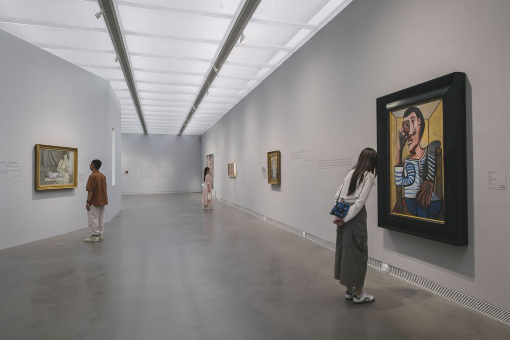 ▲民眾紛紛湧入展場觀賞這難得一見的特展。（圖/高美館 提供）