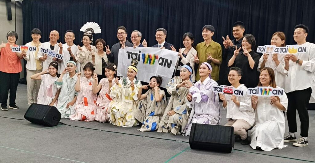 ▲跨劇種合創寶島新劇目首開箱,行政院長卓榮泰與文化部長李遠與演出團隊合影留念。(記者 辛澎祥/攝)