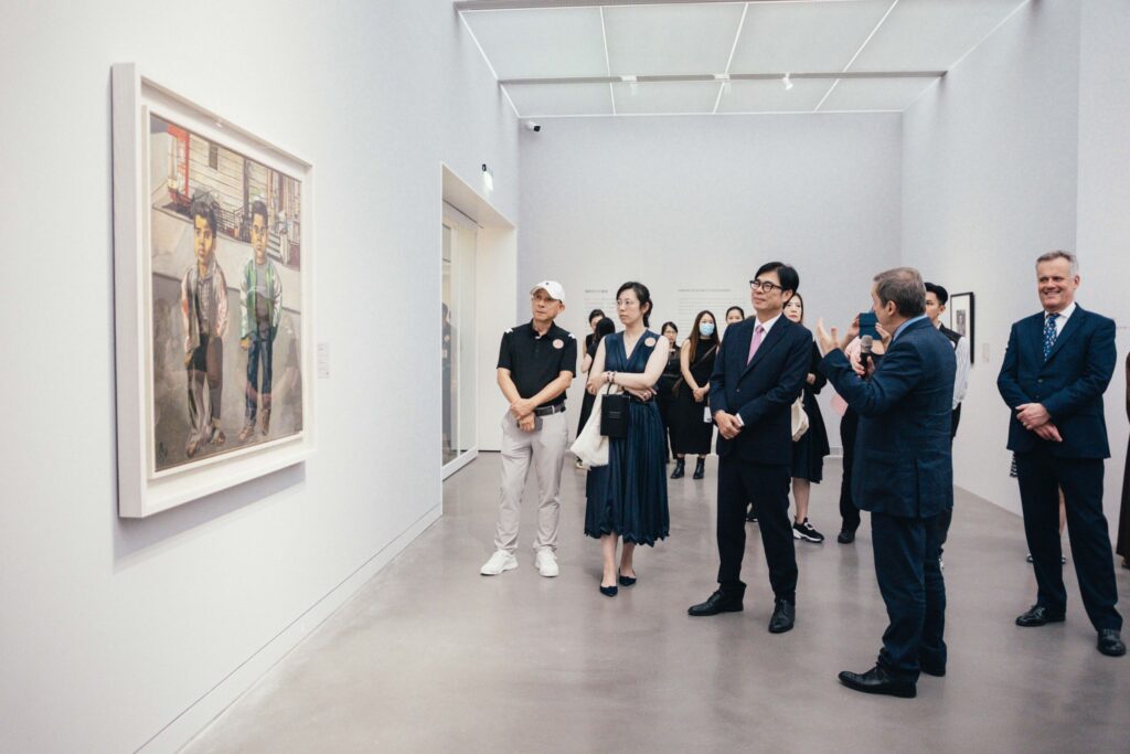 ▲策展單位為與會貴賓進行展覽作品導覽，場面熱烈。（圖/高美館 提供）