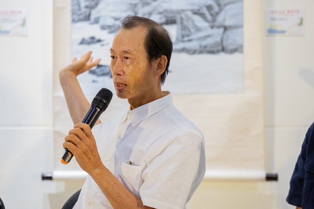 ▲金門參展藝術家蘇益家，在聯展開幕式上介紹這次金門籍參展老師們的個人背景與作品畫風，受到民眾的高度讚賞。（圖/大媒體新聞網 提供）