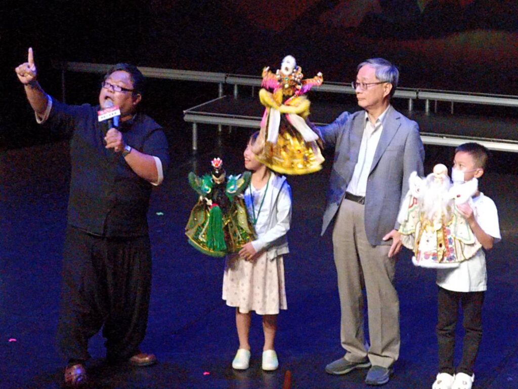 ▲文化部長李遠（右二）與小朋友合作操作布袋戲偶，孩子王般的李部長顯得十分開心與投入。（記者 辛澎祥/攝）