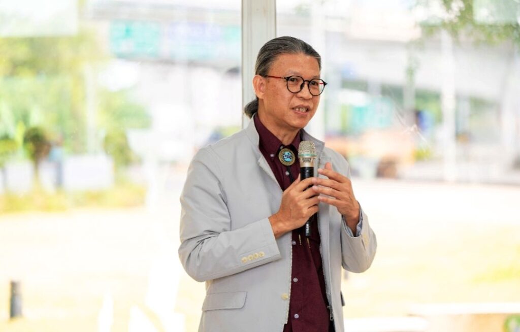 ▲工藝中心主任陳殿禮致詞時表達對展出工藝家精湛創作成就的敬佩。(圖/工藝中心 提供)