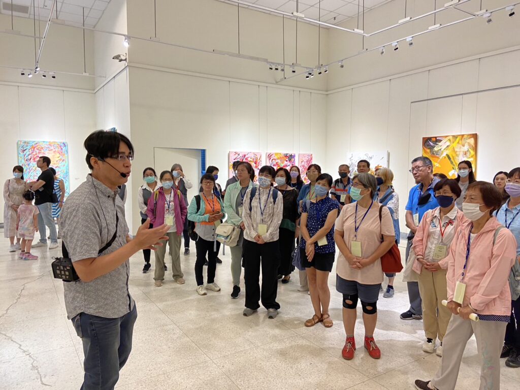 許世芳老師帶領學員賞析《複視．呼吸創作展》藝術作品。（圖/文化局提供）