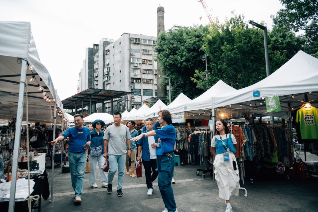 ▲活動現場有各個電影文創攤位,場面熱烈。(圖/臺北市文化局 提供)