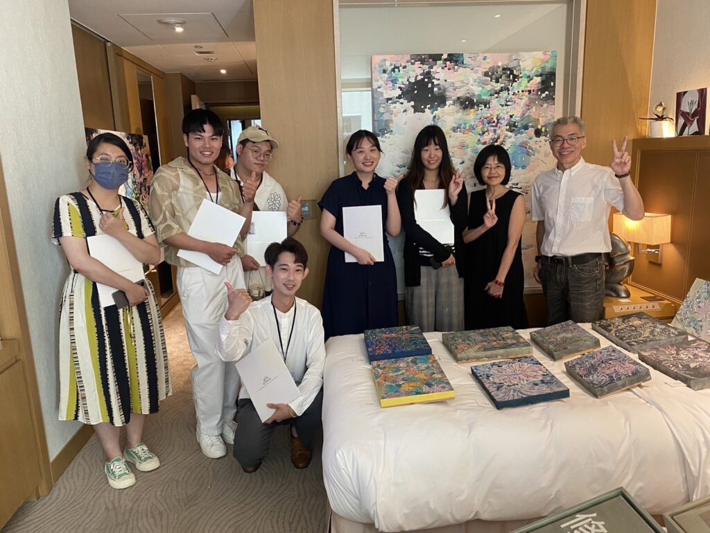 臺中市政府文化局頒發感謝狀勉勵藝術新聲參展者。（圖/文化局提供）