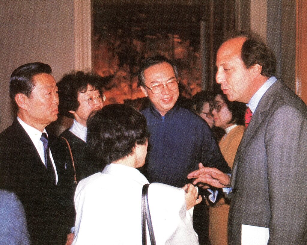 歐伉儷於畫展開幕典禮接受現場貴賓(右)的讚譽。(圖/維克多提供)