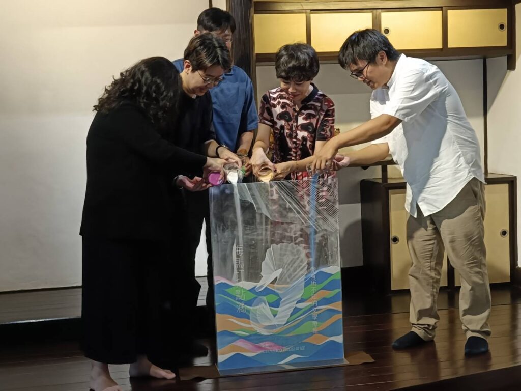 ▲與會貴賓代表以流沙妝點海馬,過程與結果確實十分療癒。(記者 辛澎祥/攝)