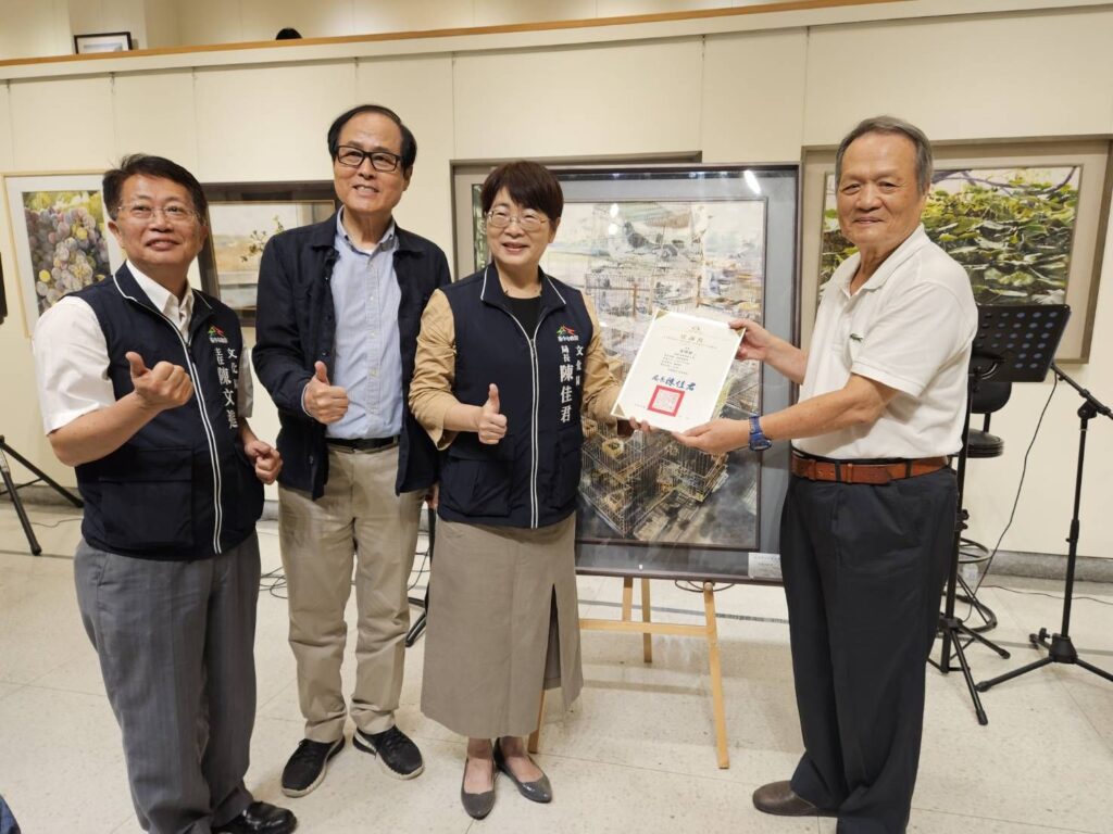 ▲台中市政府文化局長陳佳君(左三)代表文化局致贈感謝狀給藝術家張明祺(右一)。(圖/臺中市政府文化局 提供)