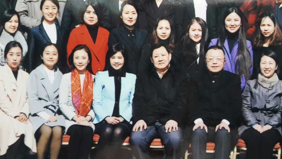 ▲作者游文玫成為台灣第一位取得大陸拍賣師證照。(圖/游文玫提供)