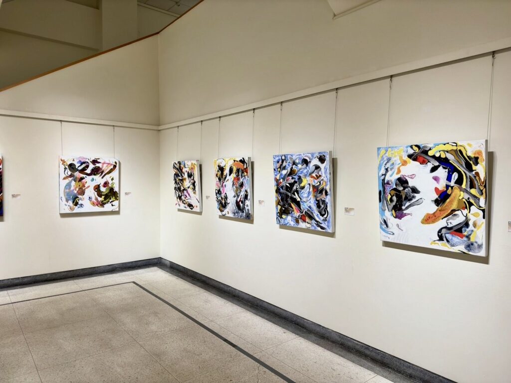 ▲藝術創作展露才華的許世芳，作品帶給觀者不同的觀賞視野。（圖/大墩文化中心 提供）
