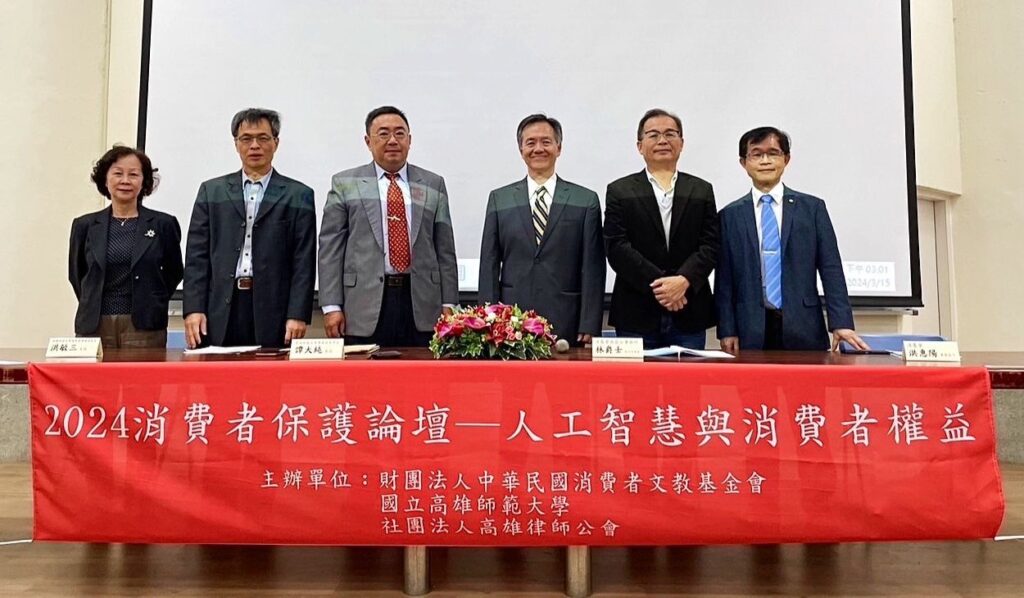 ▲劉廷揚教授(右三)在學界與實務界享有盛名,音樂素養亦讓人敬佩。(圖/億光文化基金會 提供)