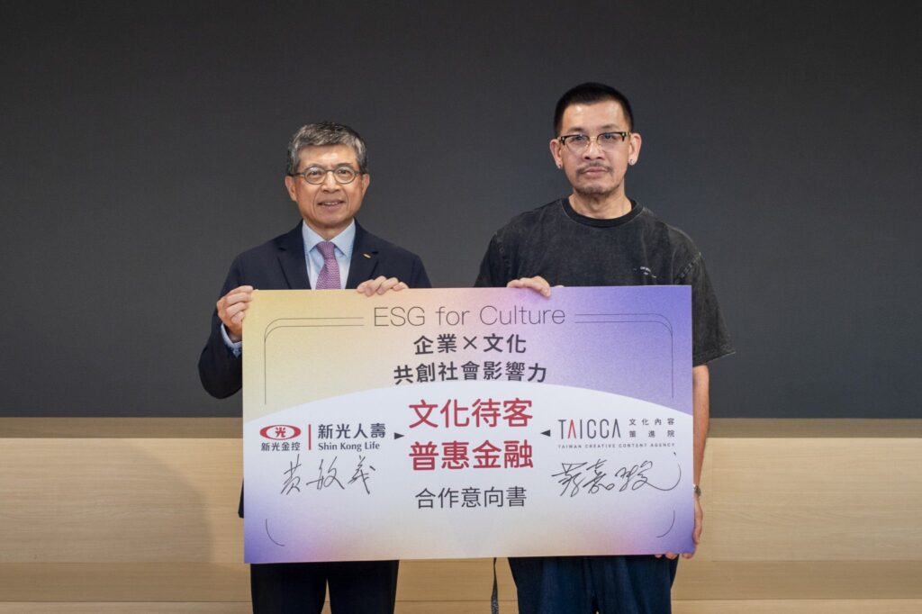 ▲文策院董事長蔡嘉駿(右)與新光人壽總經理黃敏義簽署合作意向書。(圖/文策院 提供)