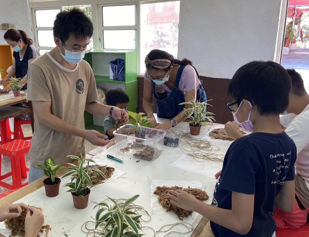 紫東社區推出水苔球DIY體驗。(圖/農業局提供)