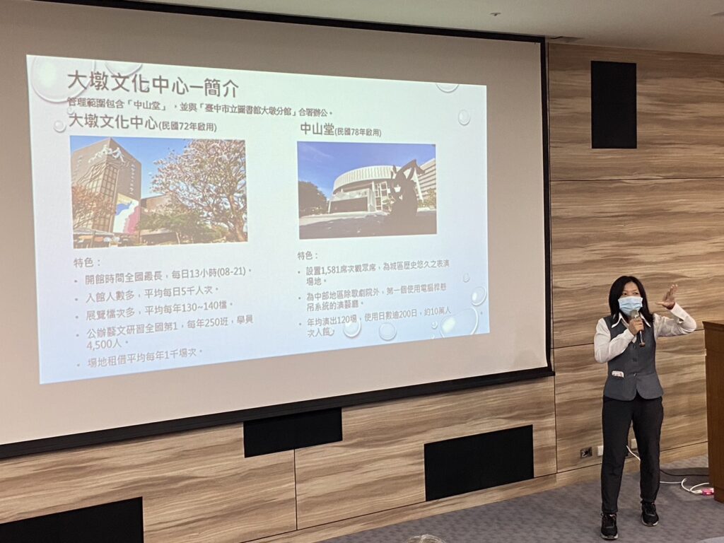 大墩文化中心志工介紹文化中心特色。（圖/文化局提供）