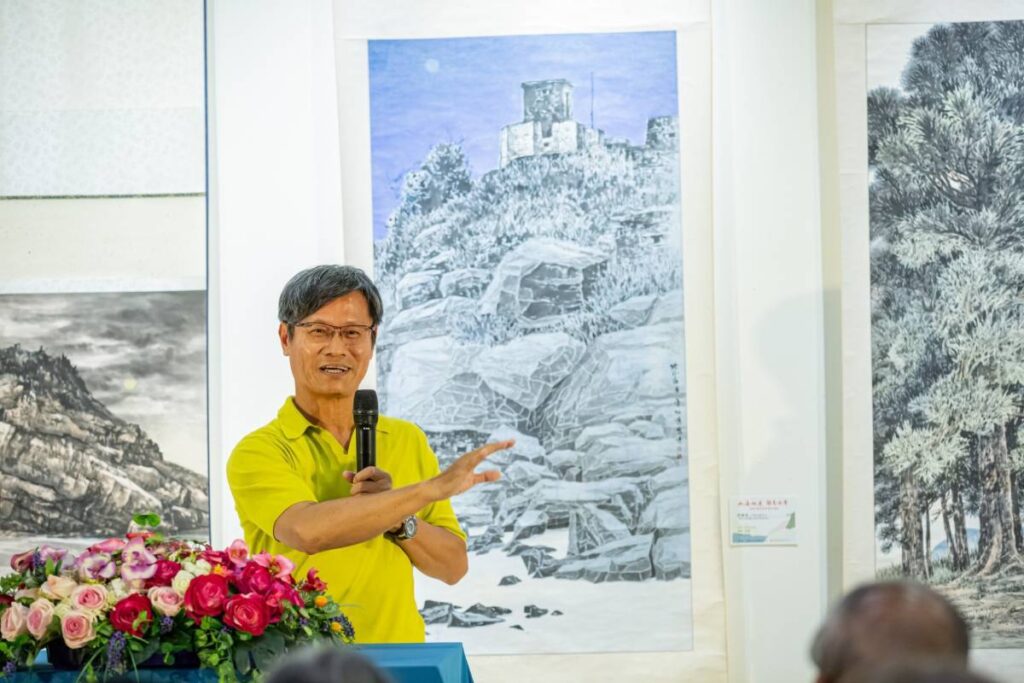 ▲黃進龍教授對這次展覽的主題覺得生動且吸引人,認為鼓勵了離島藝術家有更多畫技提昇與多元交流的機會。(圖/大媒體新聞網 提供)