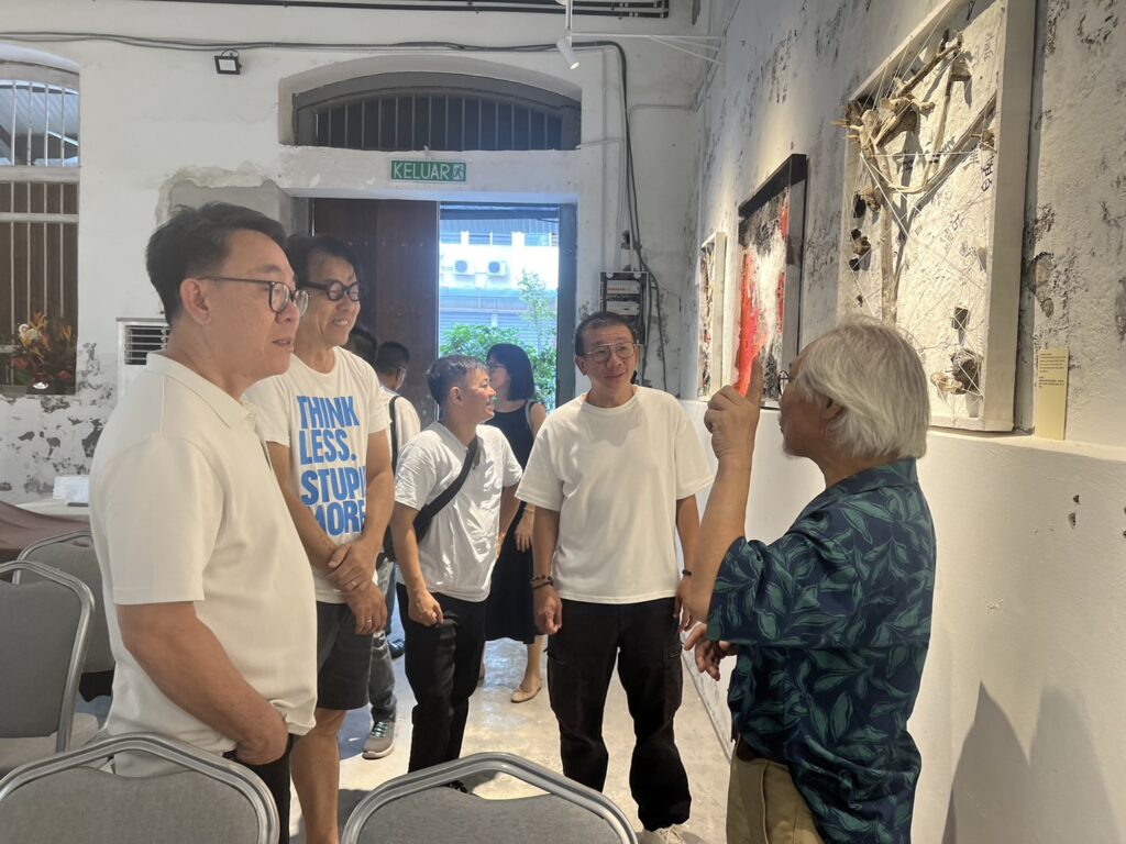 ▲曹楷智（右一）在展場向與會的貴賓進行作品導覽與解說。（圖/李若梅 提供）