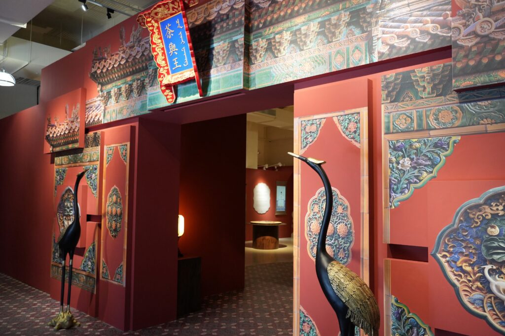 「茶與王」特展特別打造出超壯觀的4米高宮牆。（圖/茶博館提供）