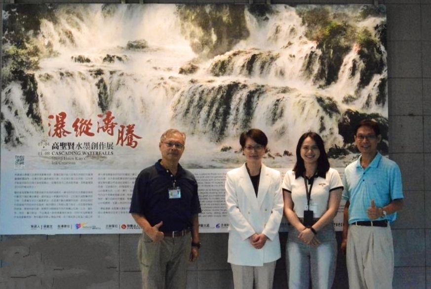▲水墨畫家高聖賢（左一）與策展人蔡顯友教授（右一）及昇恆昌主管於展場合影留念。（圖/高聖賢 提供）