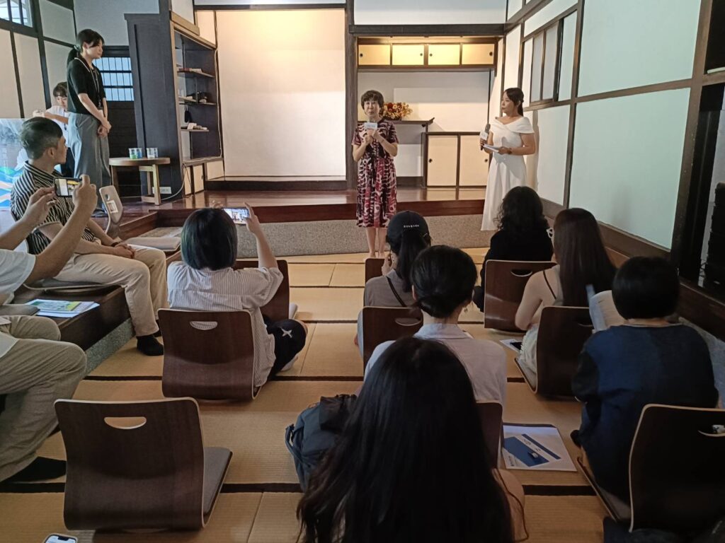 ▲臺文館館長林巾力(中立者)致詞時表達對文學療癒作品特展的高度期待。(記者 辛澎祥/攝)