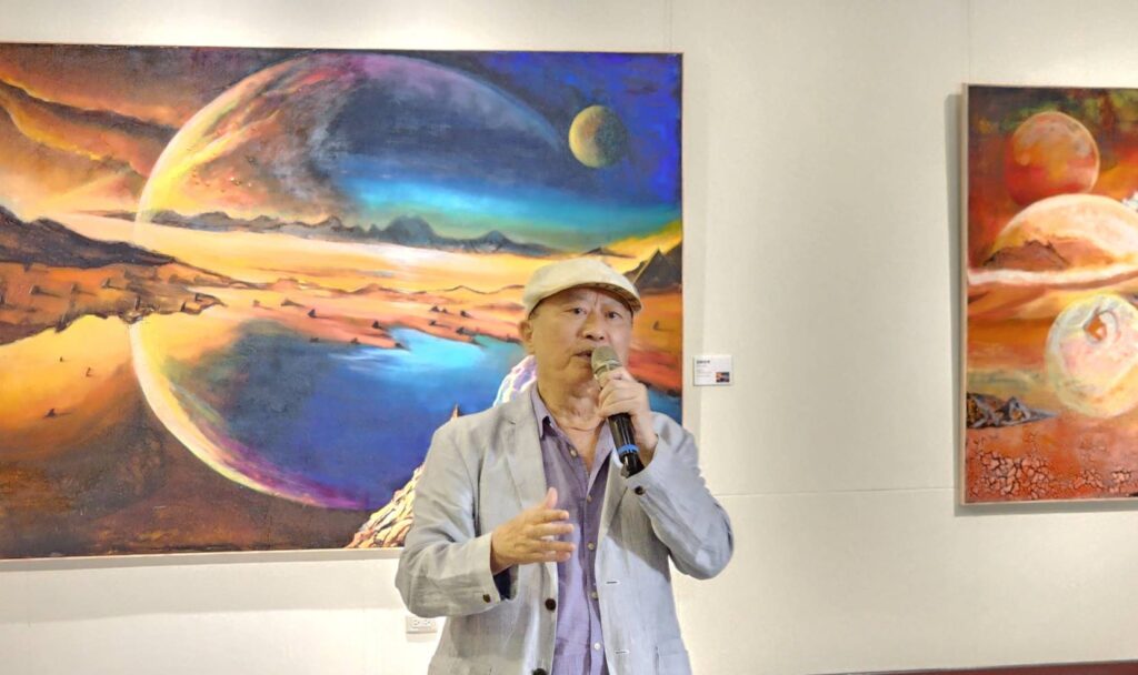 ▲身兼臺灣五月畫會理事長的藝術家吳柳，在個展開幕式上說明這次藉由水母做出多面向反應與反諷的創作，讓人大開眼界。（記者 辛澎祥/攝）