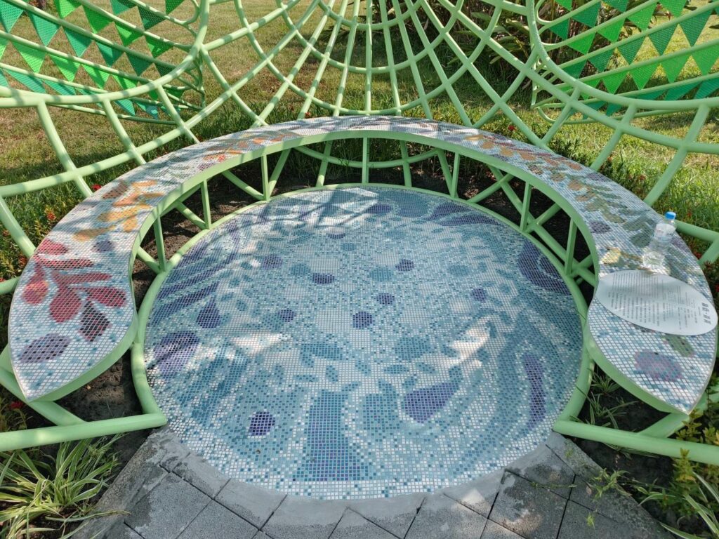 藝術家吳建福作品《綠蔭˙菁菁》內部窯燒陶板地坪。（圖/文化局提供）