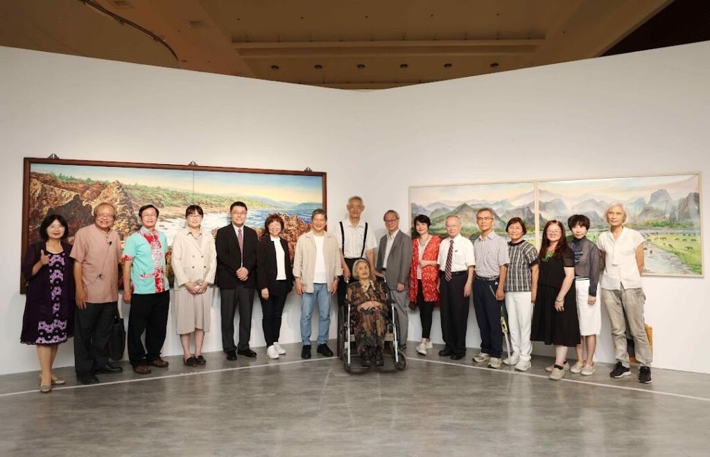 ▲文化部長官與會貴賓與林文杞家屬在展場合影留念。(圖/文化部 提供)