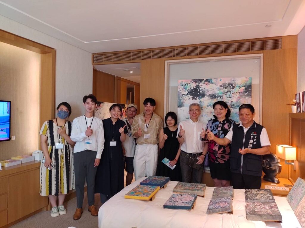 文化局副局長施純福、財團法人中華民國畫廊協會理事長陳菁螢與藝術新聲參展者合照 。（圖/文化局提供）