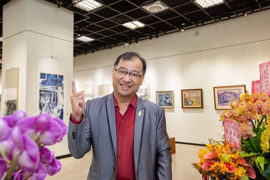 力麗觀光開發股份有限公司董事長蔡宗易,懷著愉悅的心情參加開幕式並於現場觀畫。(圖/大媒體新聞網 提供)